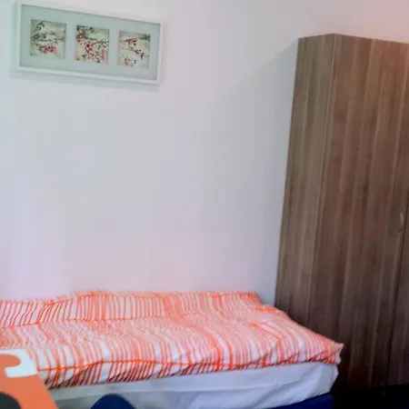 Erasmus House Hostel *